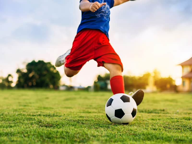 dziecko grające w piłkę nożną