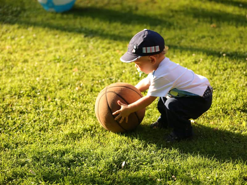 dziecko bawiące się piłką